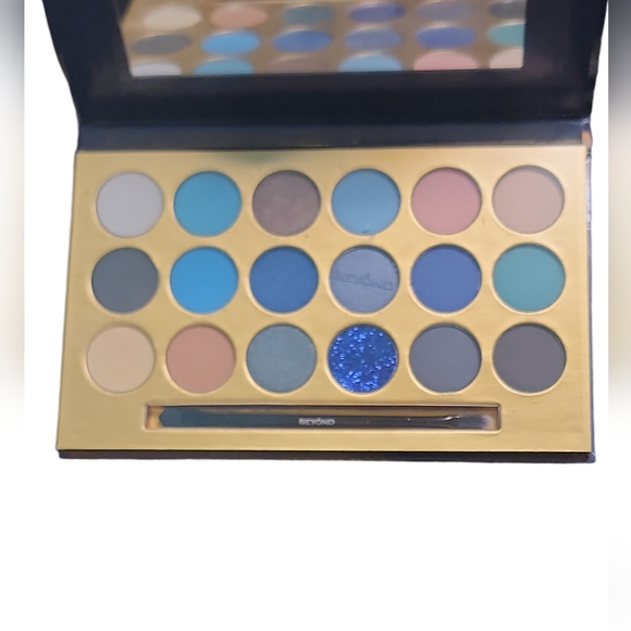 Beyond Daisy 18pcs Eyeshadow Pallet - Picture 2 of 3